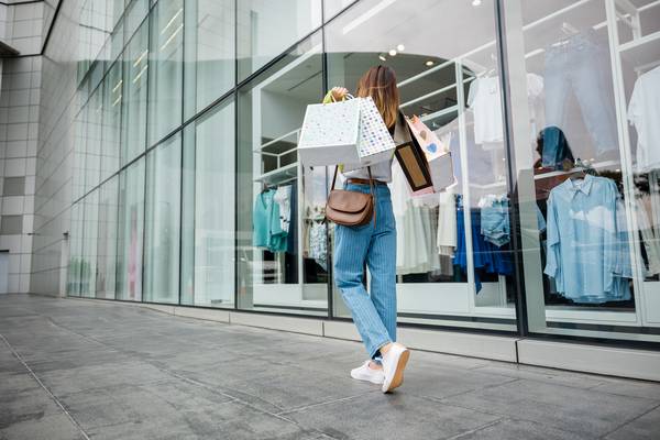 Mehr Schutz beim Einkaufen: Wie die Swiss Bankers Karte im Alltag unterstützt